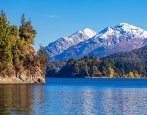 Arjantin’de dağ ve göl manzarası
